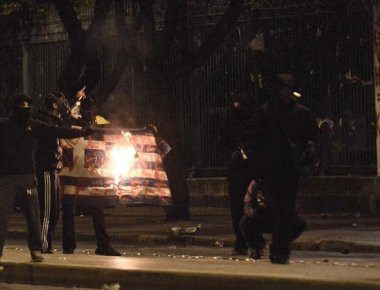 Πάτρα: Ακόμη ένα αισχρό επεισόδιο - Νεαροί έβαλαν φωτιά για δεύτερη φορά στην ελληνική σημαία ενόψει εθνικής επετείου